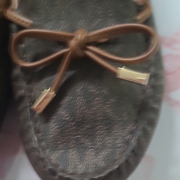 EUC Michael Kors Brown Leather Moc Crocodile Loafers Gold Bar Trim Sz 7.5M - Picture 3 of 7